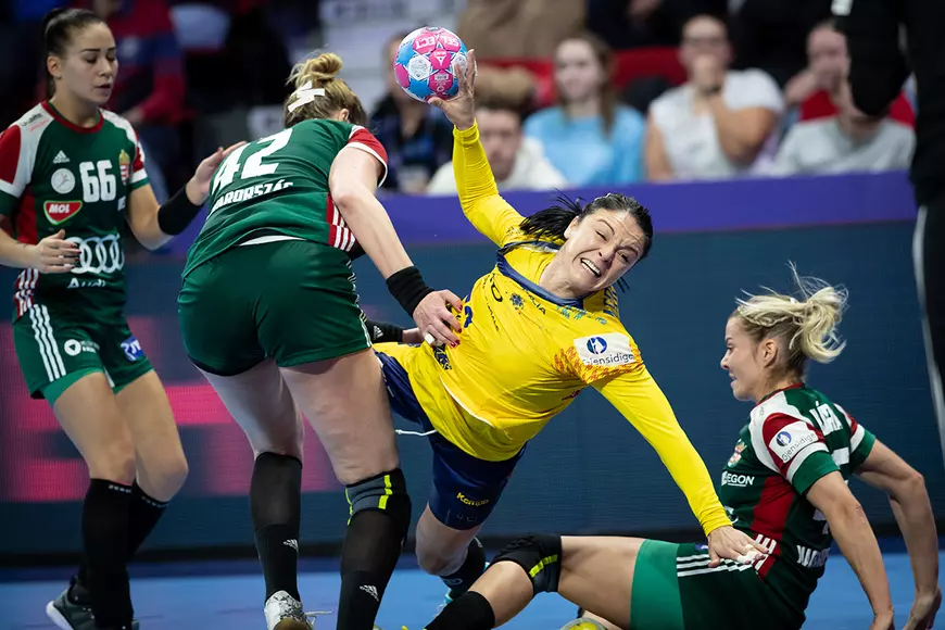 UPDATE | România a pierdut cu Ungaria, dar s-a calificat în semifinalele Euro 2018 de handbal feminin. Ambros a luat foc