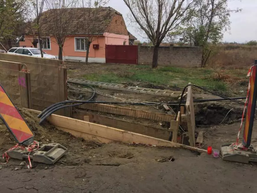 FOTO/ Mort în groapa săpată pentru canalizare. Familia bătrânului din Jimbolia acuză că lucrarea era semnalizată necorespunzător