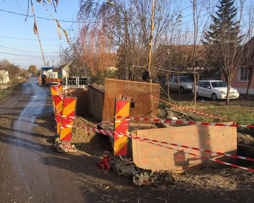 FOTO/ Mort în groapa săpată pentru canalizare. Familia bătrânului din Jimbolia acuză că lucrarea era semnalizată necorespunzător
