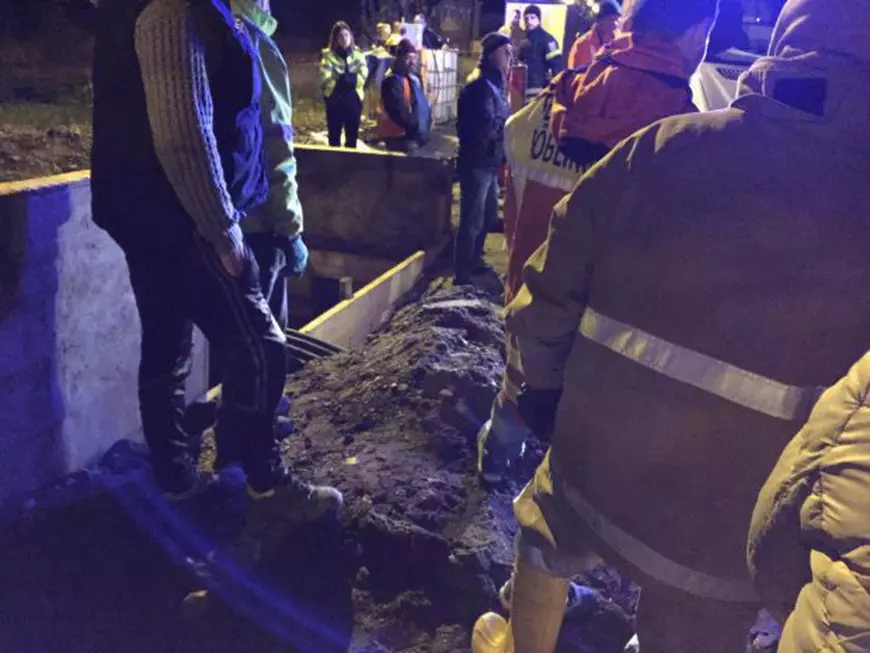 FOTO/ Mort în groapa săpată pentru canalizare. Familia bătrânului din Jimbolia acuză că lucrarea era semnalizată necorespunzător