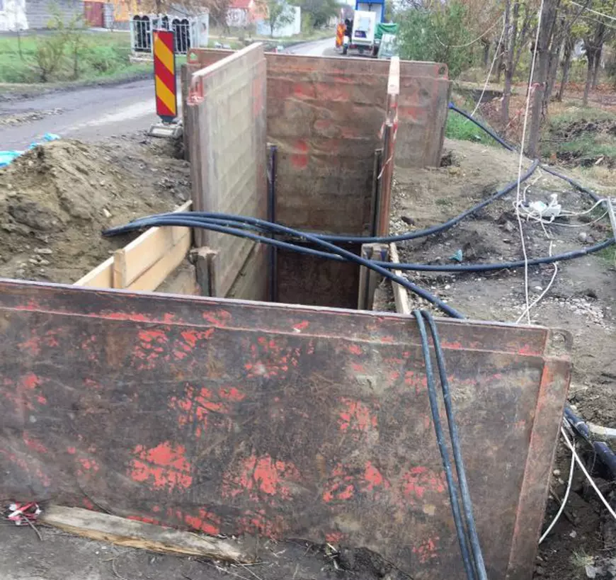 FOTO/ Mort în groapa săpată pentru canalizare. Familia bătrânului din Jimbolia acuză că lucrarea era semnalizată necorespunzător