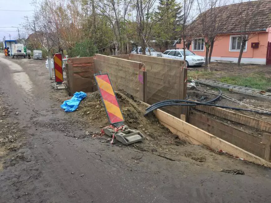 FOTO/ Mort în groapa săpată pentru canalizare. Familia bătrânului din Jimbolia acuză că lucrarea era semnalizată necorespunzător