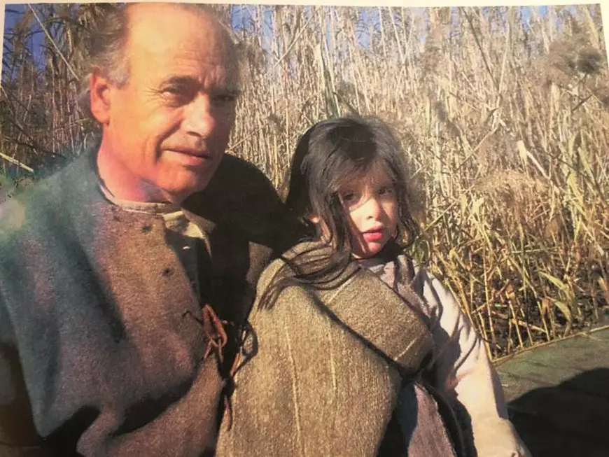 Cea mai frumoasă imagine cu fiica Loredanei Groza. Alături de bunicul ei, în primul lor film