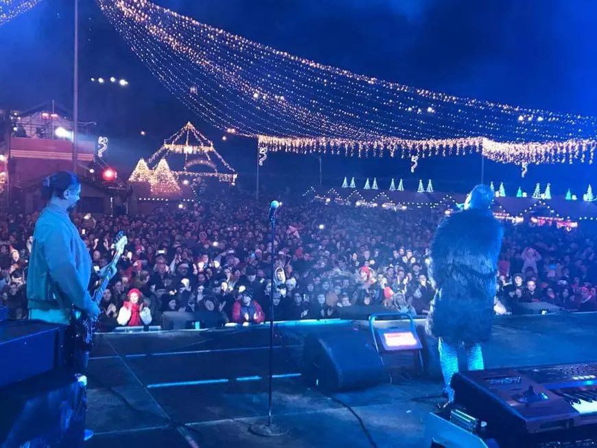 Cristi Enache de la Direcția 5 a dat iama în garderoba lui Fizz. A urcat pe scenă cu blană și ochelari de soare!