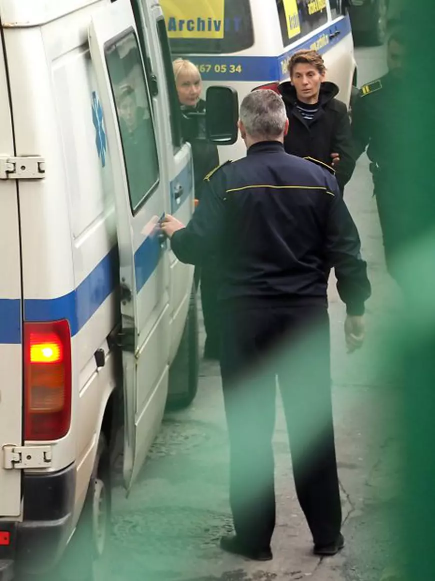 Criminala de la metrou merge la biserică, călătorii stau tot pe buza peronului... A trecut un an de la atacul soldat cu moartea unei tinere. Magdalena Șerban își așteaptă sentința definitivă, bucureștenii au uitat de pericol, iar nenorocirea se poate repeta oricând.