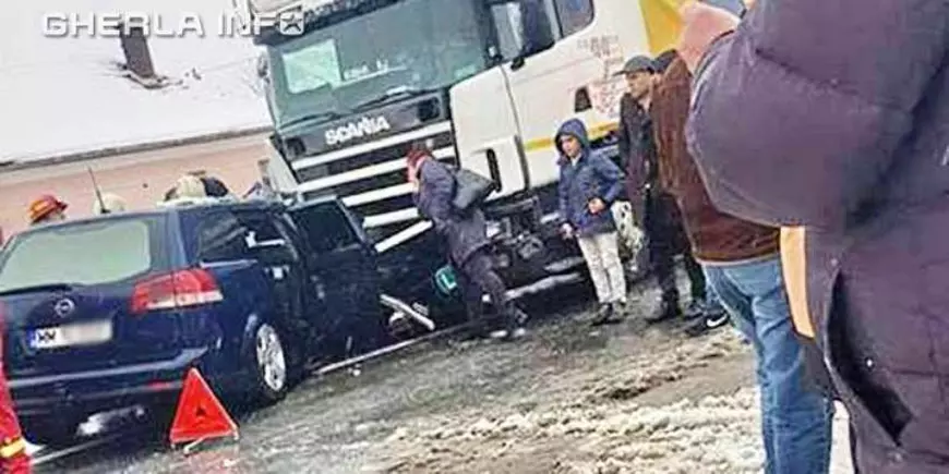 O mașină a intrat sub un TIR, în Maramureș. Un mort și cinci răniți |FOTO