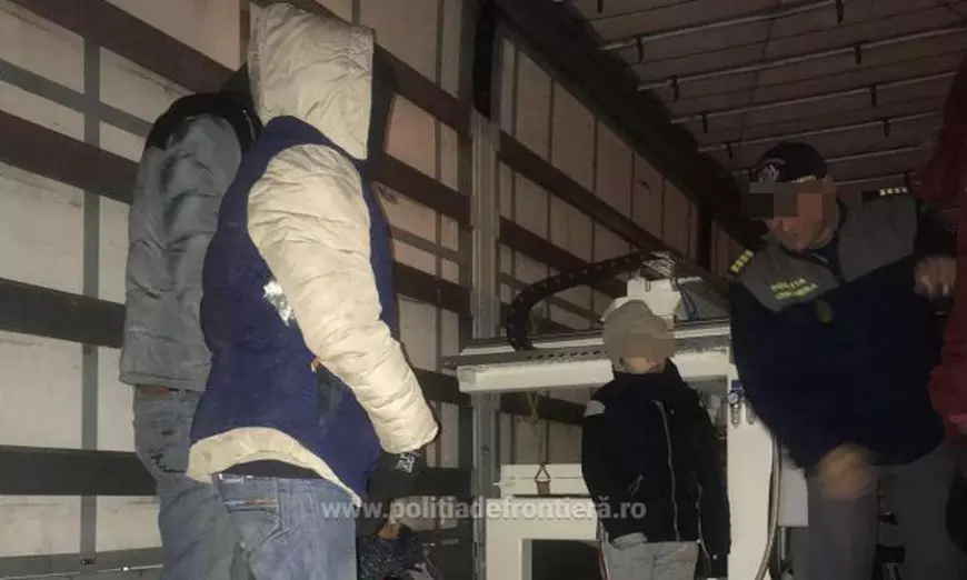 VIDEO&FOTO/ Aproape 25 de migranți din Irak și Siria, găsiți ascunși într-un camion la vama Nădlac II. Printre ei erau și cinci copii