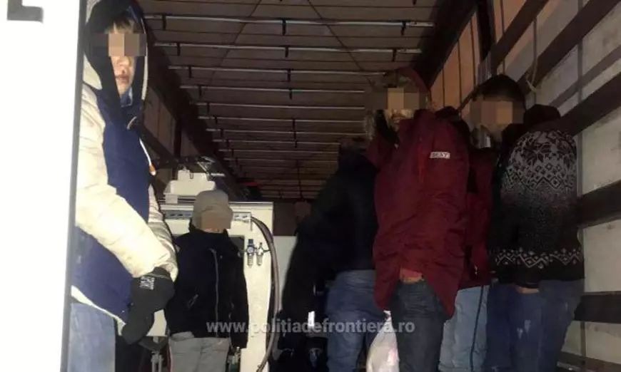 VIDEO&FOTO/ Aproape 25 de migranți din Irak și Siria, găsiți ascunși într-un camion la vama Nădlac II. Printre ei erau și cinci copii