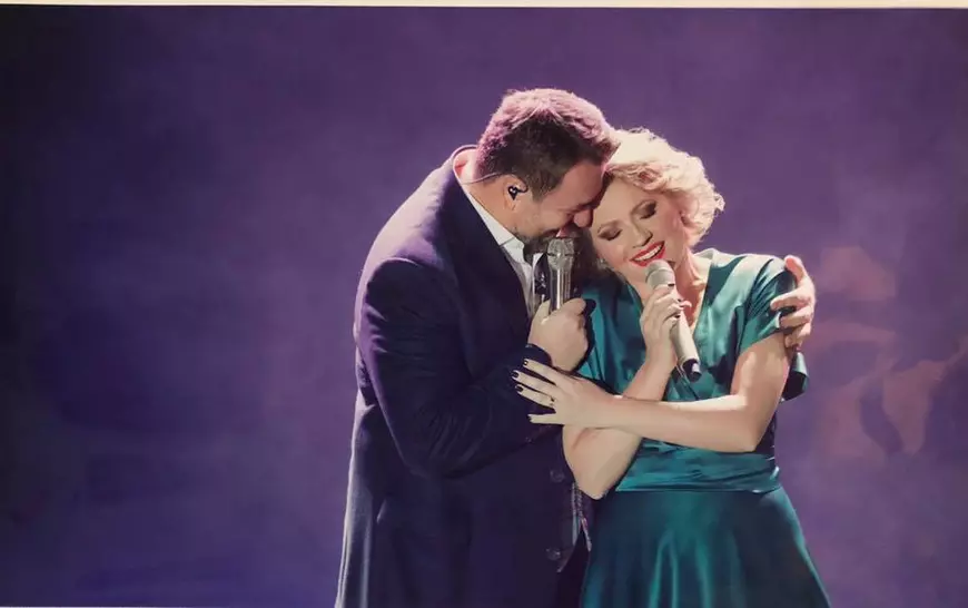 Cadou inedit pentru Mirela Vaida. Ce a primit la concertul lui Hoia Brenciu