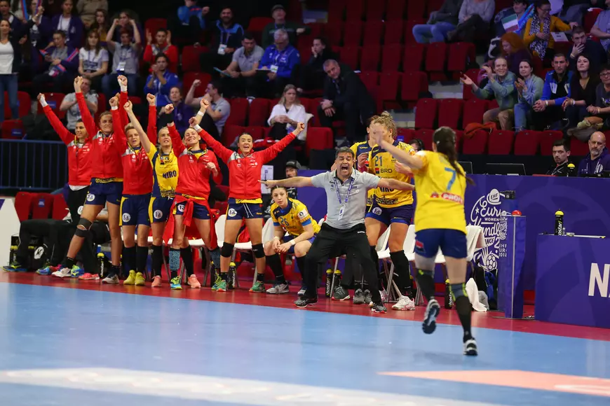 UPDATE | România a pierdut cu Ungaria, dar s-a calificat în semifinalele Euro 2018 de handbal feminin. Ambros a luat foc