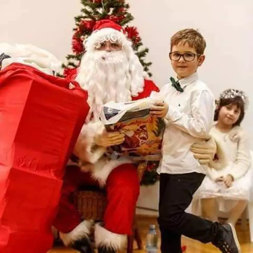 De nouă ani, în rolul lui Moș Crăciun. Un tânăr actor din Buzău povestește cele mai triste experiențe: "Nu e ușor să vezi orfani bucurându-se că primesc o banană"