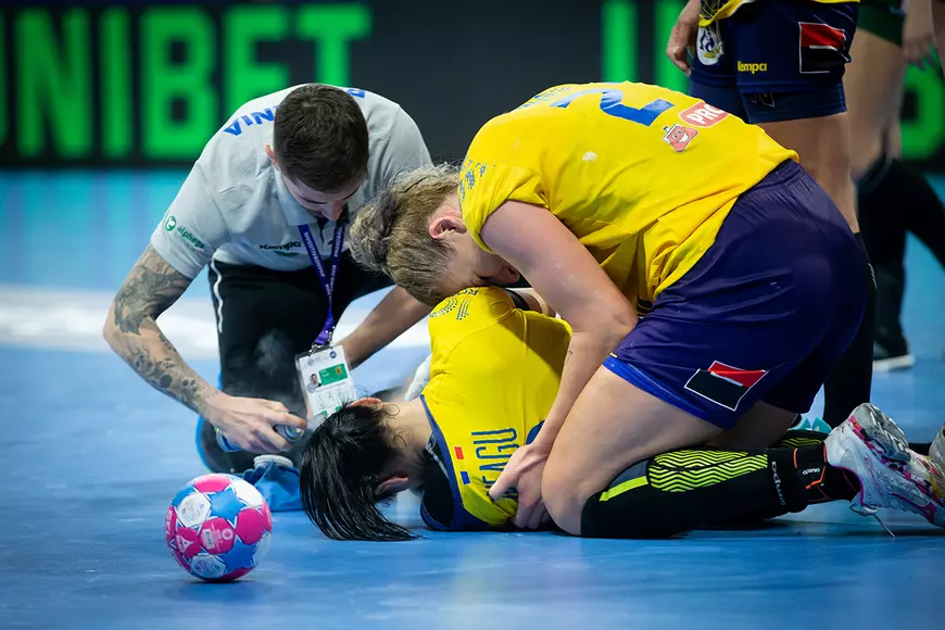 UPDATE | România a pierdut cu Ungaria, dar s-a calificat în semifinalele Euro 2018 de handbal feminin. Ambros a luat foc