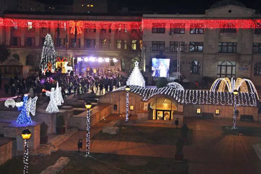 FOTO/ Obeliscul din Focșani, împodobit cu beculețe în locul bradului de Crăciun: "Vrem să fim mult mai prietenoși cu natura, nu am mai tăiat un brad pe care să-l aruncăm după sărbători"