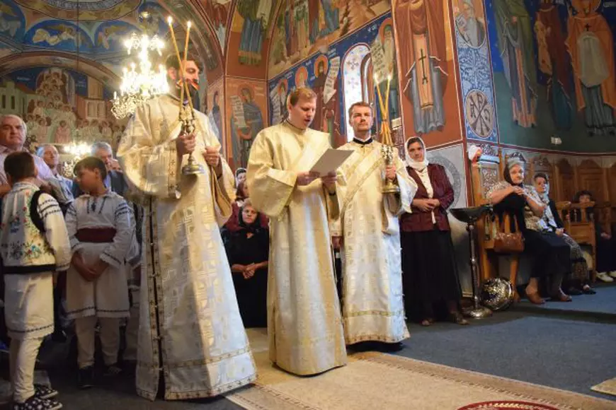 Un preot din Iași a fost prins de soție cu amanta în postul Crăciunului! Preoteasa a chemat pompierii să spargă ușa