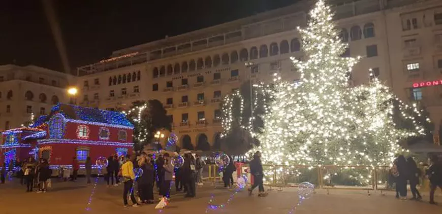 Iarna la malul Mării Egee. Cât te costă să-ți faci Crăciunul la Salonic. E mai ieftin decât pe Valea Prahovei!