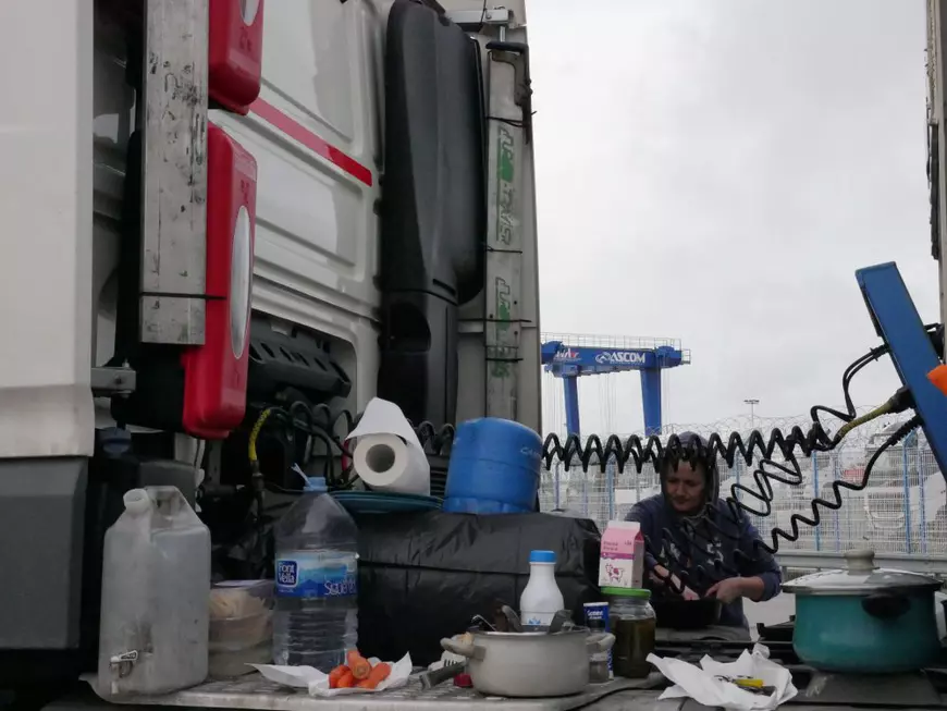 VIDEO / Crăciun româno-maghiar într-un TIR irlandez. O săptămână, trei țări, 1.350 de kilometri pe autostrăzi, 600 pe mare