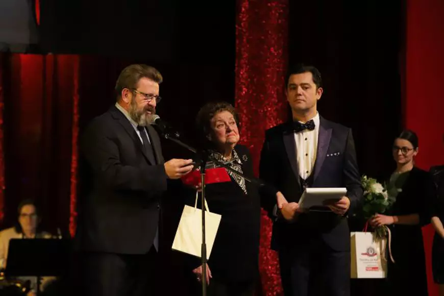 Andra și Teo, premiate la “Gala Stela Popescu”. “Sunt mândră că am reușit să o țin în brațe”