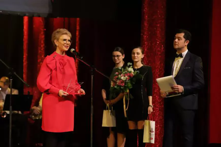 Andra și Teo, premiate la “Gala Stela Popescu”. “Sunt mândră că am reușit să o țin în brațe”