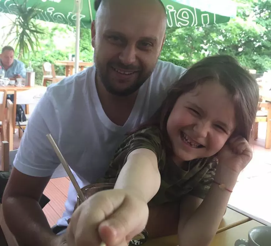 Andreea Antonescu și-a adunat familia în America, de Sărbători. Face bradul cu soțul și cu fiica ei, în California