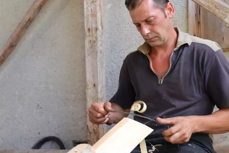 Un altfel de Dorel: Meşterul şindrilar care lucrează ca acum 100 de ani