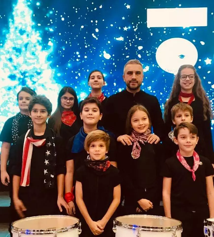 Zoli Toth a creat... Sistem Junior. “Antrenor” pentru Ansamblul de percuție, format din 50 de copii care bat la tobe