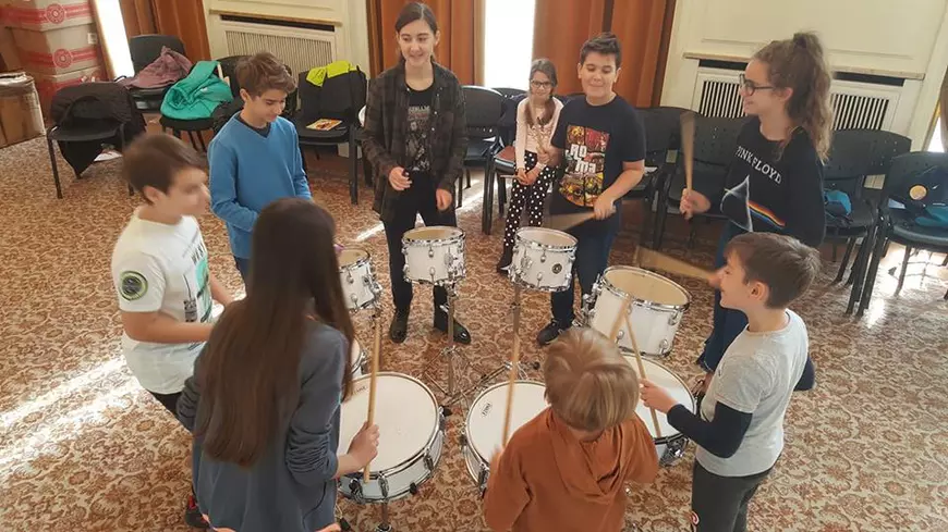 Zoli Toth a creat... Sistem Junior. “Antrenor” pentru Ansamblul de percuție, format din 50 de copii care bat la tobe