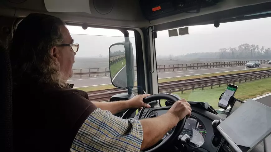 Șoferii români de TIR devin, fără voia lor, cărăuși pentru emigranții disperați. "Fugara mi-a sărutat mâna!", povestește Mihai Erdei, martor al fenomenului răvășitor