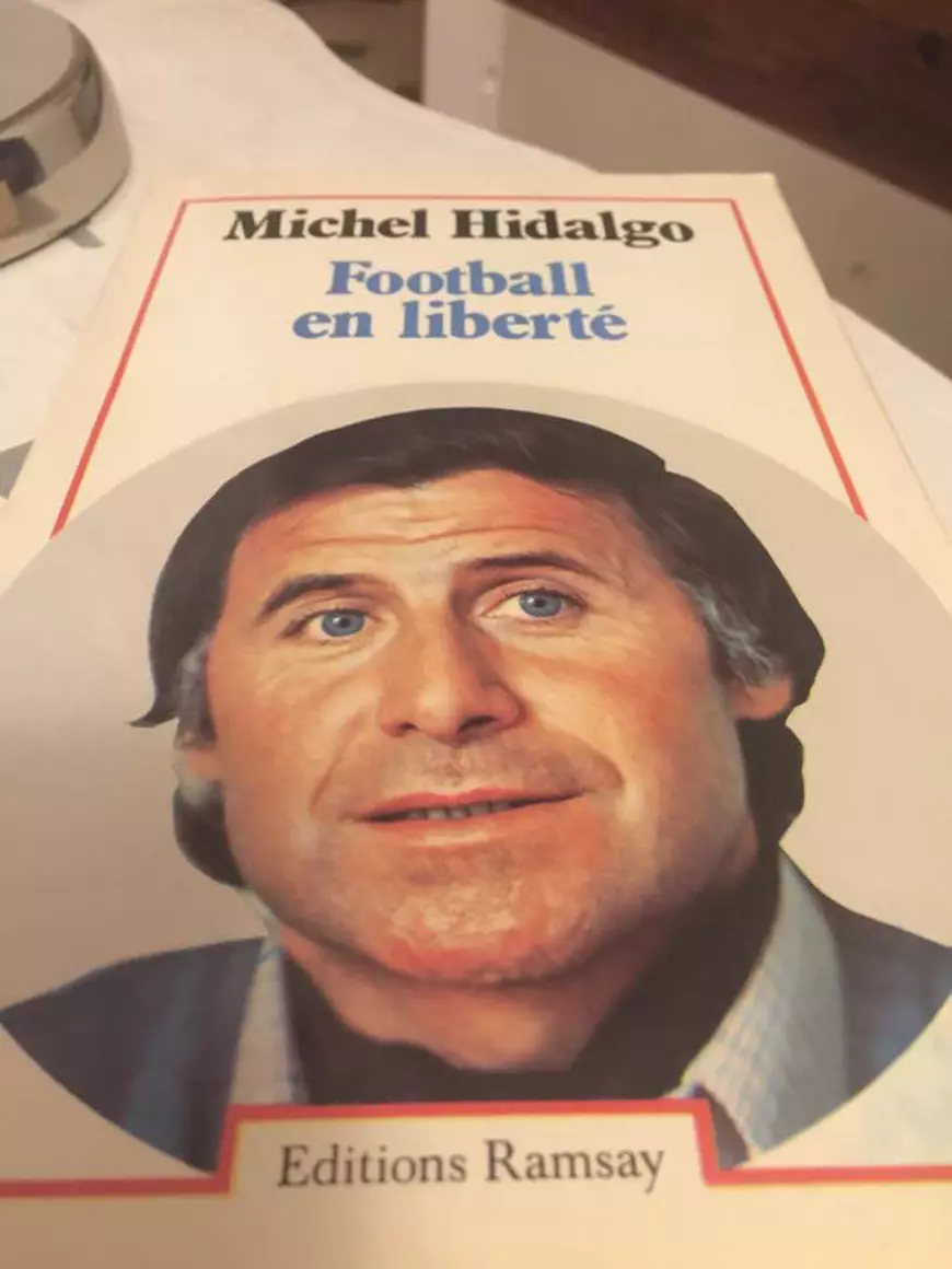 Imagini senzaționale din casa unei mari legende a fotbalului. Libertatea l-a vizitat, iar poveștile lui sunt fabuloase: cum și-a dezarmat răpitorii și de ce a fost oprit de poliție să intre pe teren