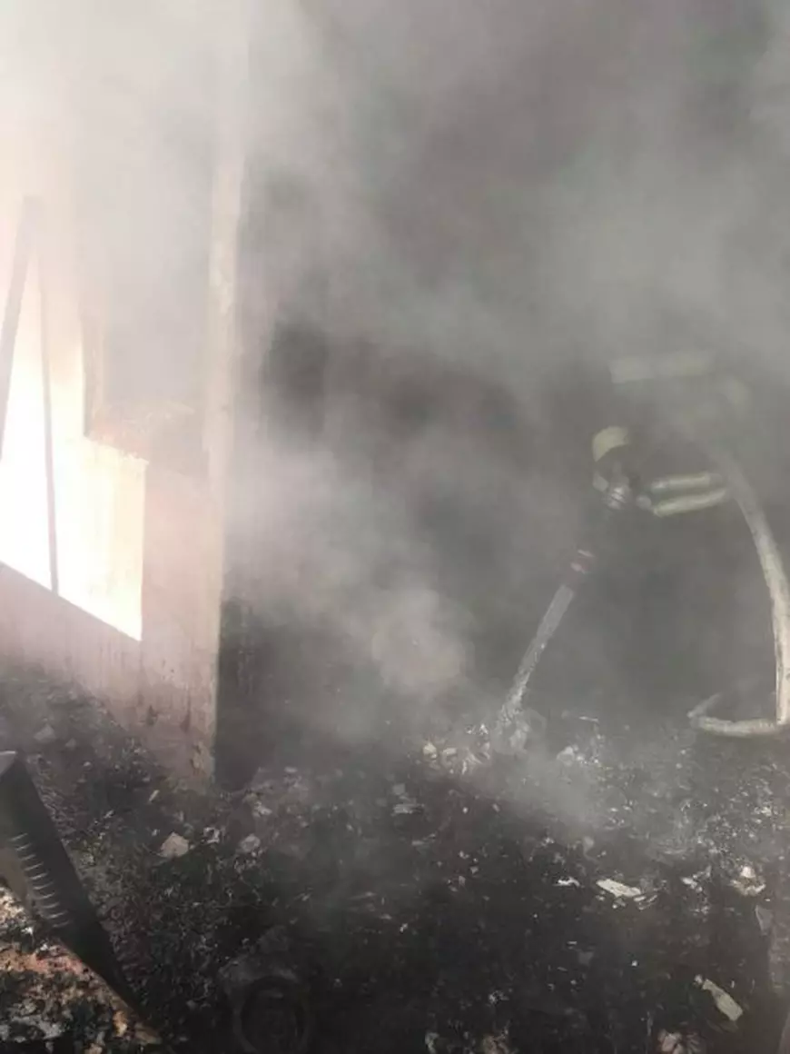 FOTO&VIDEO/ Un băiețel de trei ani a fost găsit carbonizat în casă, iar fratele său de 9 luni a suferit arsuri grave. Copiii fuseseră lăsați singuri în casă