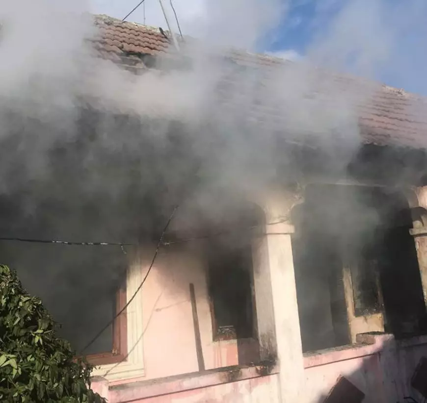 FOTO&VIDEO/ Un băiețel de trei ani a fost găsit carbonizat în casă, iar fratele său de 9 luni a suferit arsuri grave. Copiii fuseseră lăsați singuri în casă