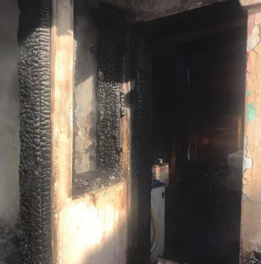 FOTO&VIDEO/ Un băiețel de trei ani a fost găsit carbonizat în casă, iar fratele său de 9 luni a suferit arsuri grave. Copiii fuseseră lăsați singuri în casă