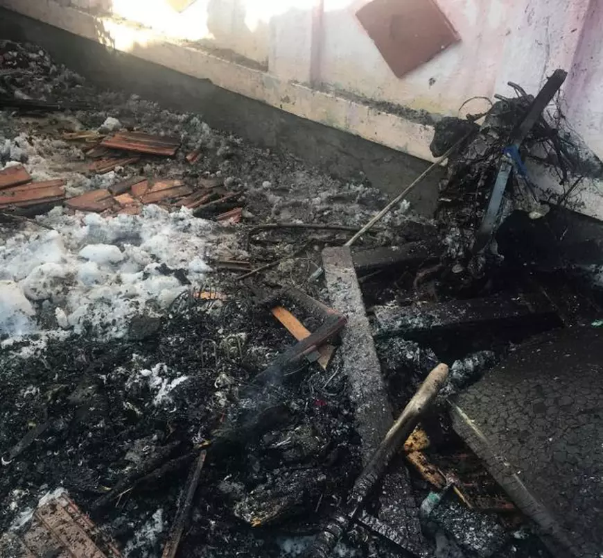 FOTO&VIDEO/ Un băiețel de trei ani a fost găsit carbonizat în casă, iar fratele său de 9 luni a suferit arsuri grave. Copiii fuseseră lăsați singuri în casă