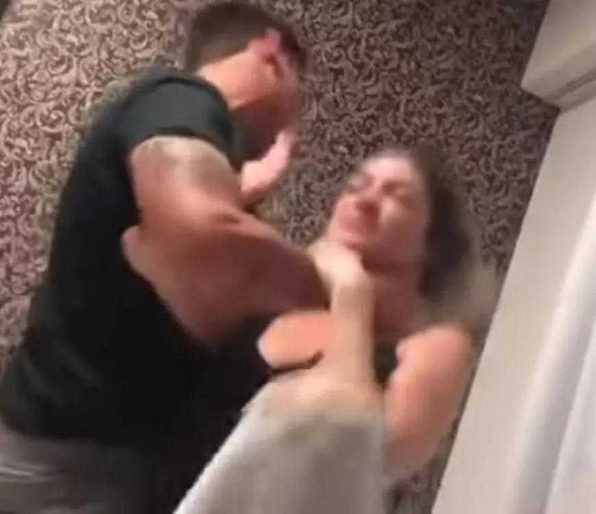 Momentul terifiant când un bărbat din Brazilia își ia la bătaie iubita și încearcă să o sufoce. Scos din minți pentru că tânăra a uitat un cadou într-un bar
