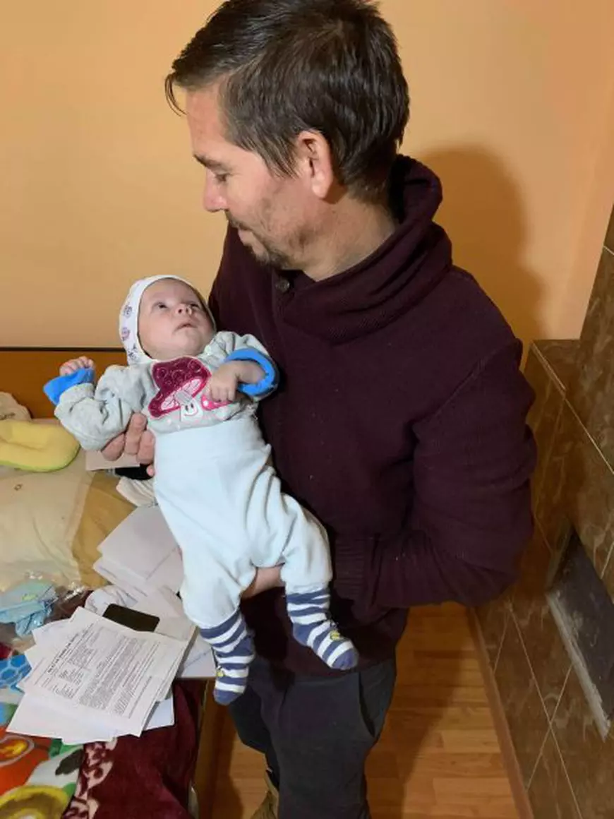 Povestea emoționantă a unui tată care a rămas singur cu un nou-născut. "Îl îmbrac gros și îl încălzesc la mine în brațe"/ FOTO