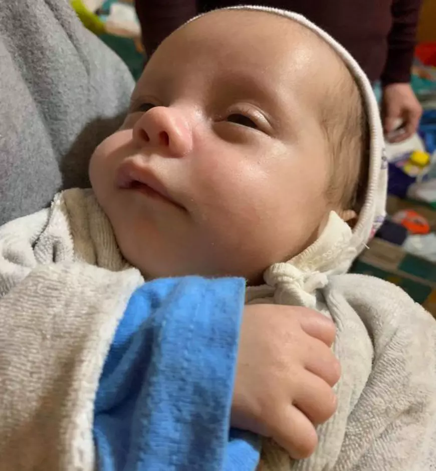 Povestea emoționantă a unui tată care a rămas singur cu un nou-născut. "Îl îmbrac gros și îl încălzesc la mine în brațe"/ FOTO