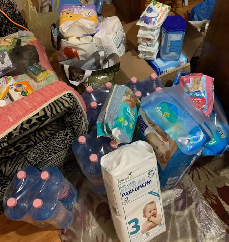 Povestea emoționantă a unui tată care a rămas singur cu un nou-născut. "Îl îmbrac gros și îl încălzesc la mine în brațe"/ FOTO