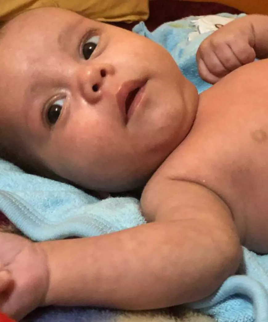 Povestea emoționantă a unui tată care a rămas singur cu un nou-născut. "Îl îmbrac gros și îl încălzesc la mine în brațe"/ FOTO