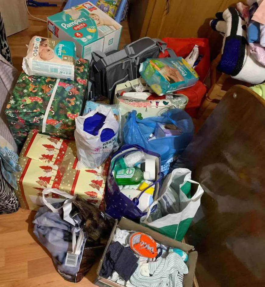 Povestea emoționantă a unui tată care a rămas singur cu un nou-născut. "Îl îmbrac gros și îl încălzesc la mine în brațe"/ FOTO