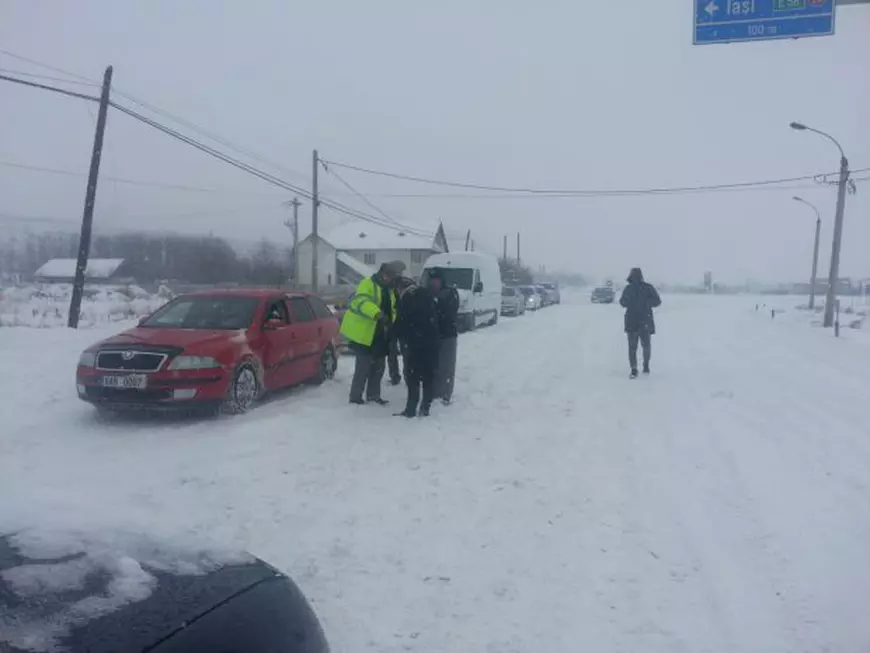 VIDEO&FOTO/ Traficul rutier spre Vama Albița, închis din cauza viscolului puternic. Vizibilitatea este sub 50 de metri