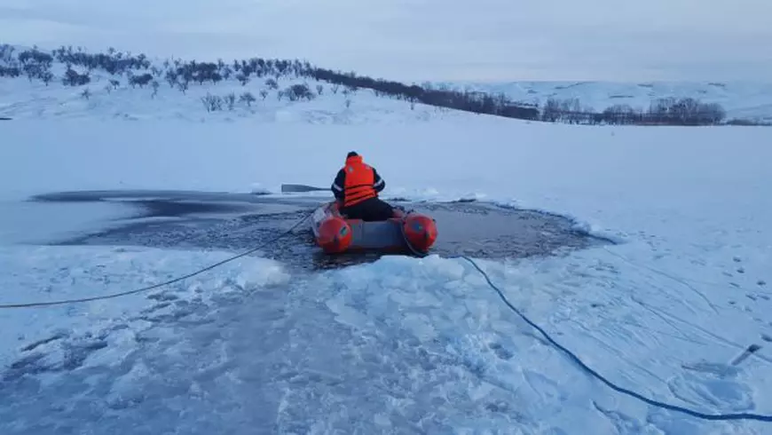 FOTO/Paznicul unei ferme piscicole a fost găsit mort într-o copcă din mijlocul unui lac din Neamț