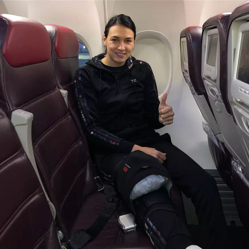 Cristina Neagu a plecat în Belgia pentru operația la genunchi. Mesajul transmis din avion
