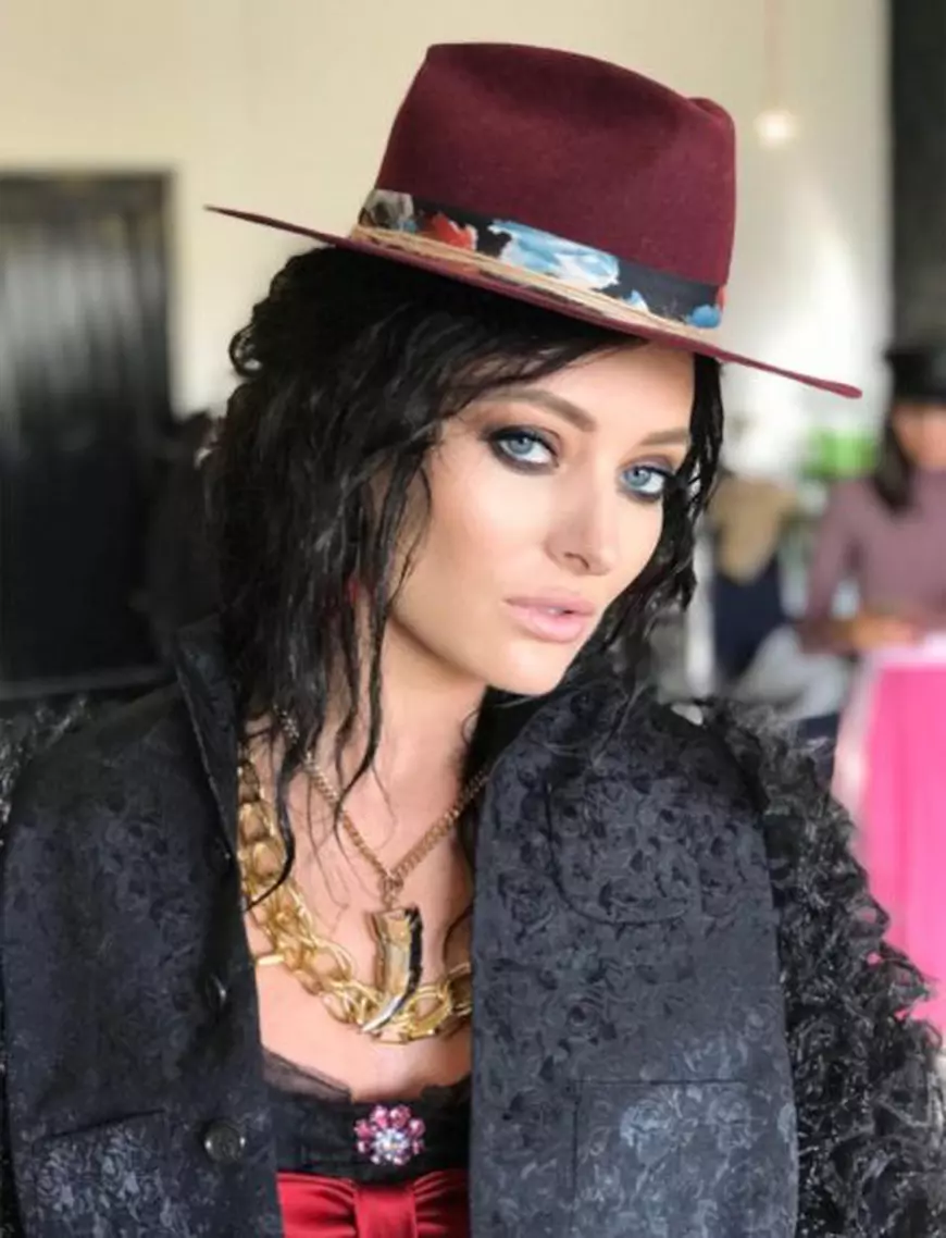 Delia a dezbrăcat un manechin, la Londra, ca să-și completeze colecția de peruci. Are dressingul plin!