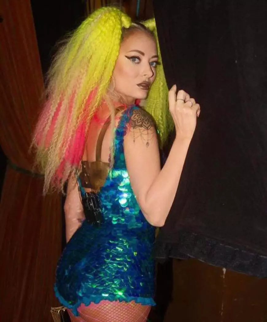 Delia a dezbrăcat un manechin, la Londra, ca să-și completeze colecția de peruci. Are dressingul plin!