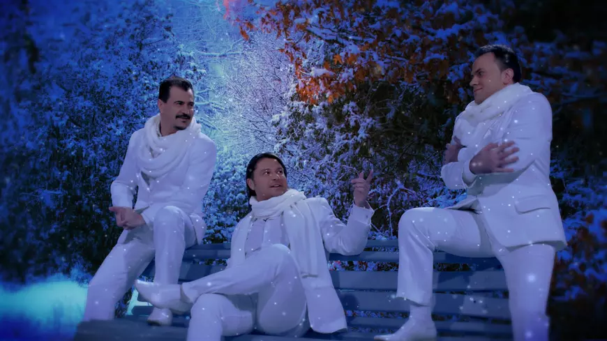 VIDEO/ Tenorii de la Distinto, puși să cânte în mijlocul unui patinoar. S-au ținut unul de altul, ca să nu cadă!