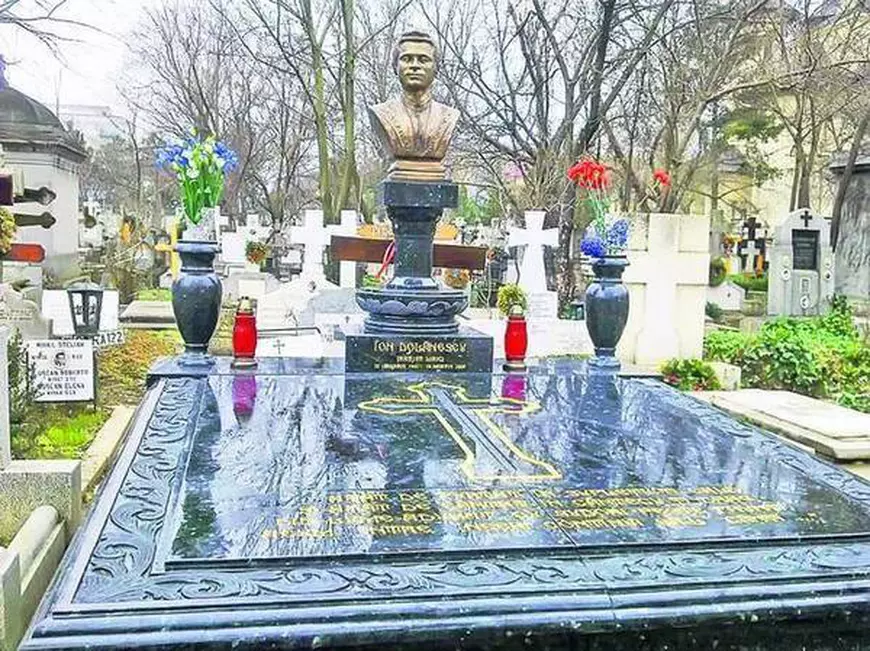 VIDEO Ionuț Dolănescu i-a organizat o slujbă de pomenire tatălui său de la 10.000 kilometri distanță