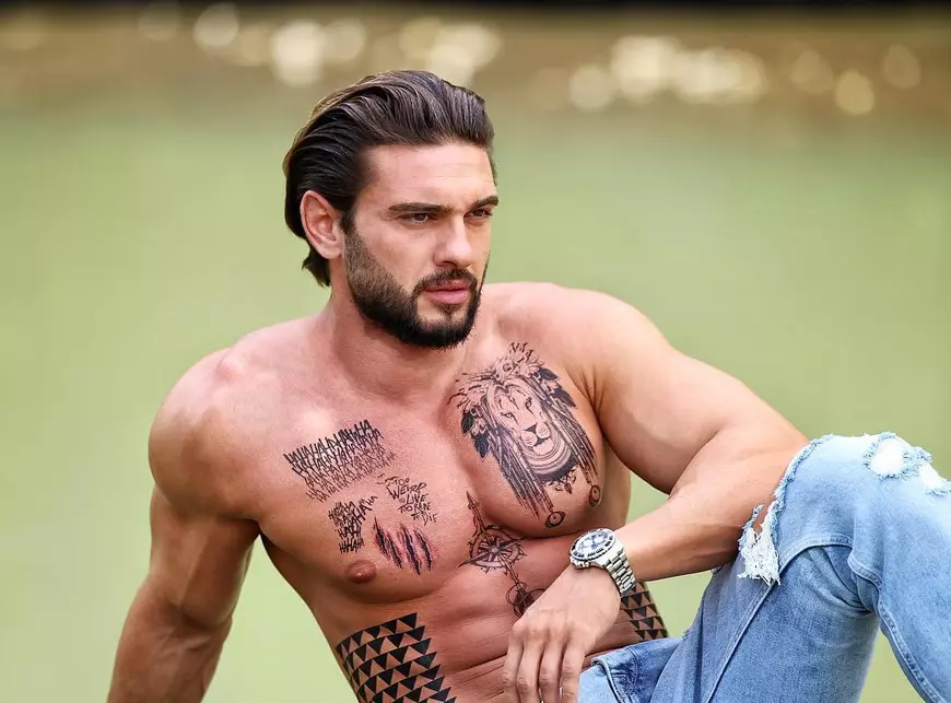 Dorian Popa le face concurență stripperilor! Va cânta la bustul gol, într-un spectacol erotic, de Ziua femeii