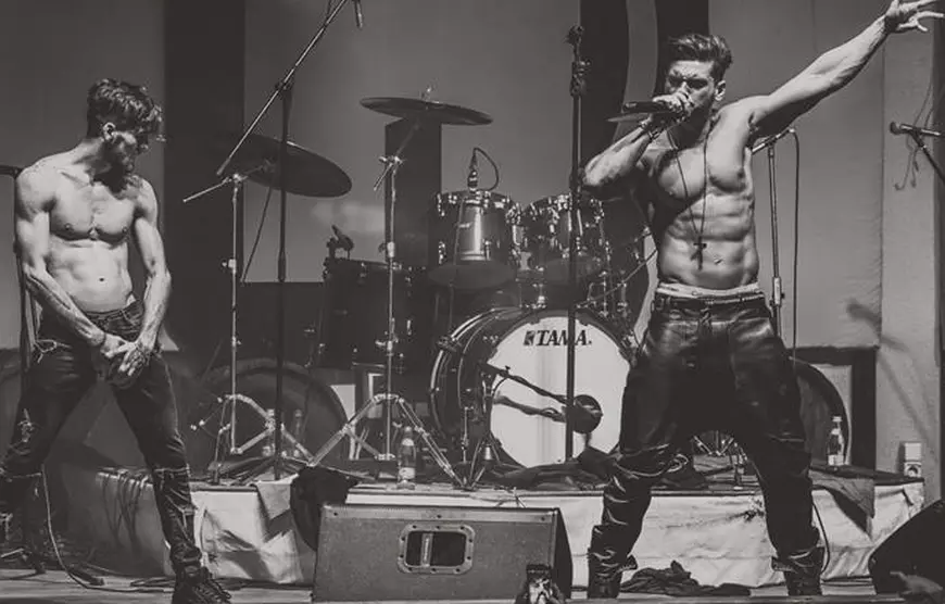 Dorian Popa le face concurență stripperilor! Va cânta la bustul gol, într-un spectacol erotic, de Ziua femeii