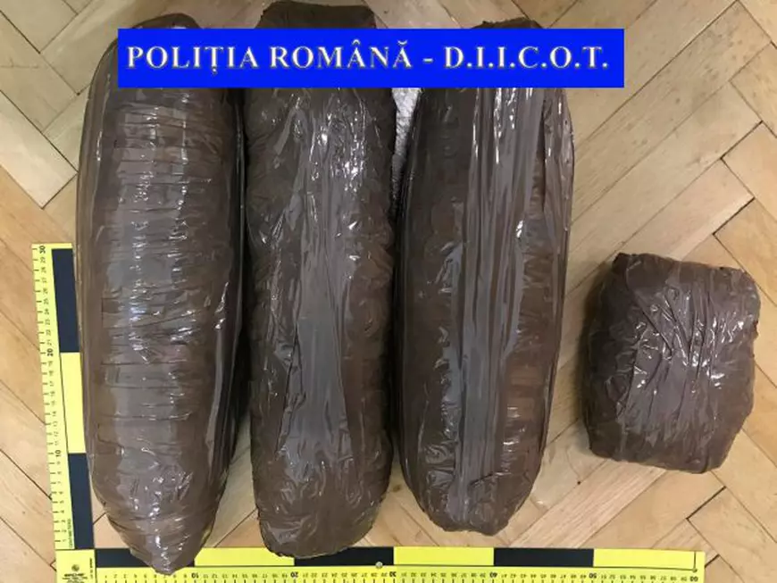 Captură de peste 3, 5 kilograme de droguri făcută de polițiștii din Vaslui. Trei bărbați au fost reținuți
