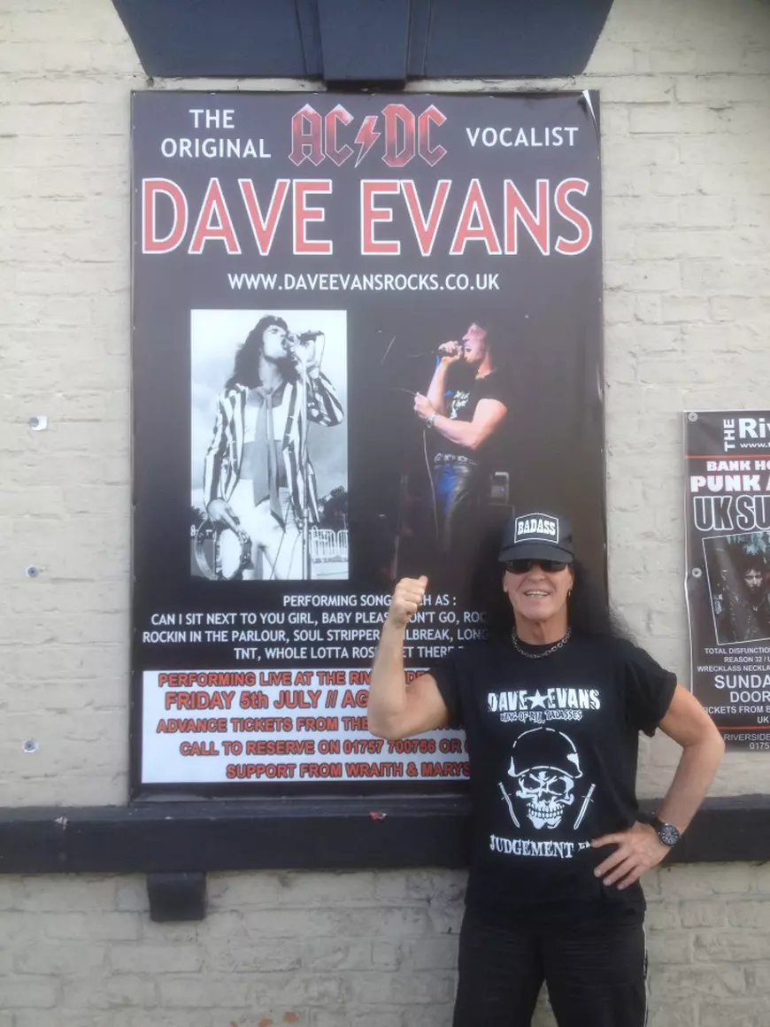 Dave Evans, primul solist AC/DC, se relansează cu o trupă românească