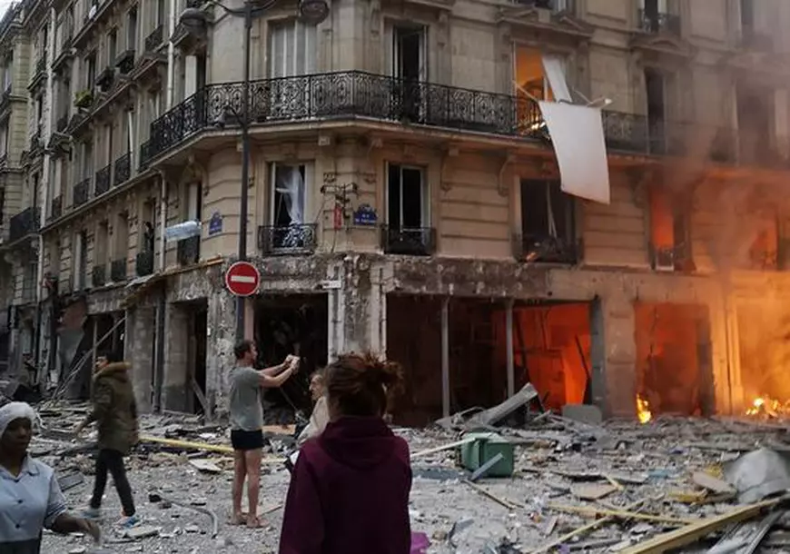 VIDEO & FOTO: Doi pompieri și o turistă spaniolă au murit într-o explozie din centrul Parisului! "Am crezut că e un cutremur"